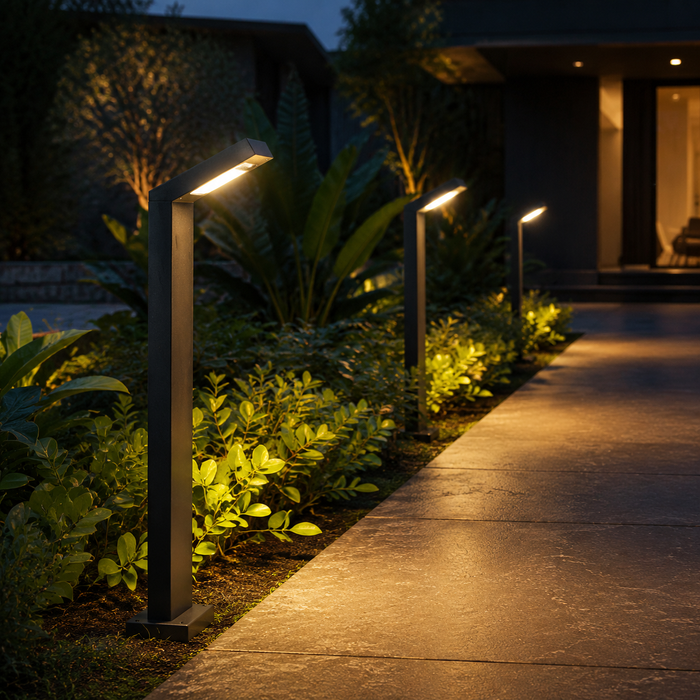 Solar pathway light for garden paths